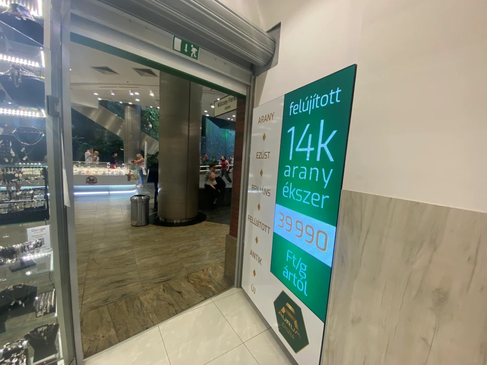Aurum Zálogház Westend bejárati álló LED kijelző totem – ProLED referencia