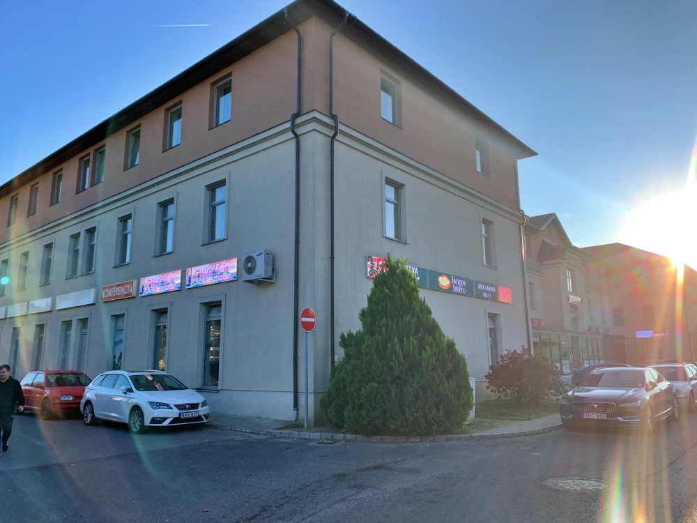 Hotel Garzon Plaza Győr homlokzati LED kijelző – ProLED referencia