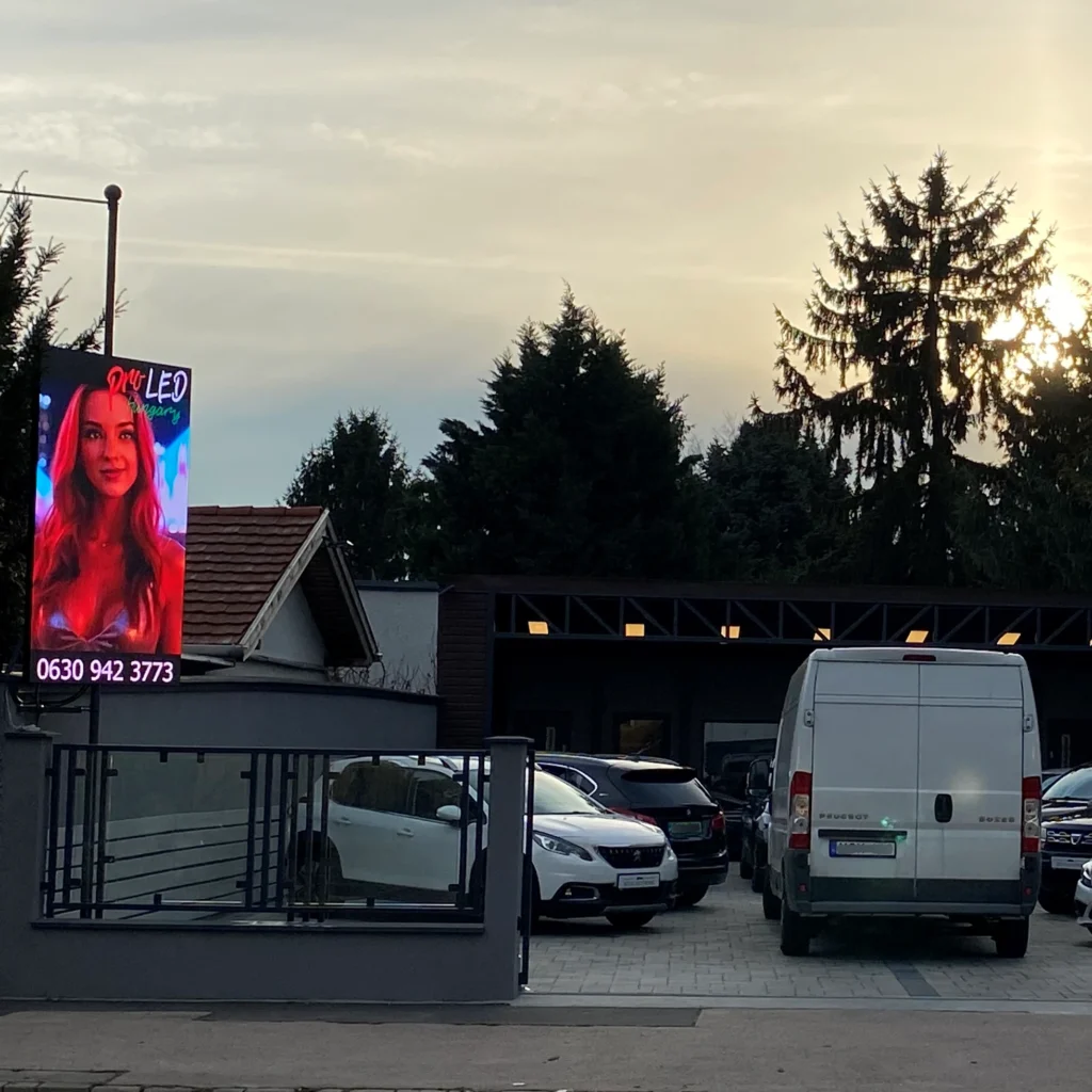 Autószalon homlokzati kültéri LED reklámkijelző – ProLED referencia